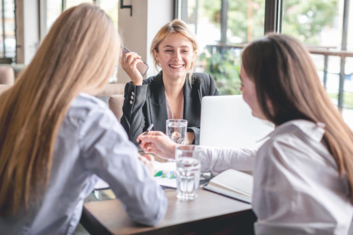 Finanzanalyst arbeitet mit Daten und Kennzahlen