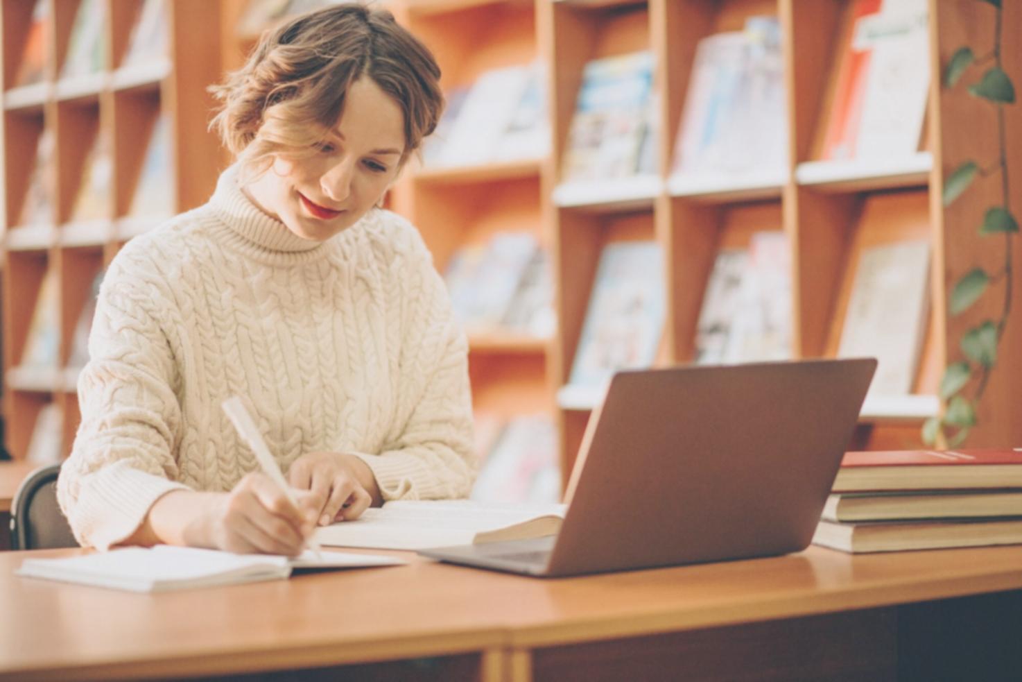 Finanzanalyse Arbeitsplatz mit Charts und Dokumenten